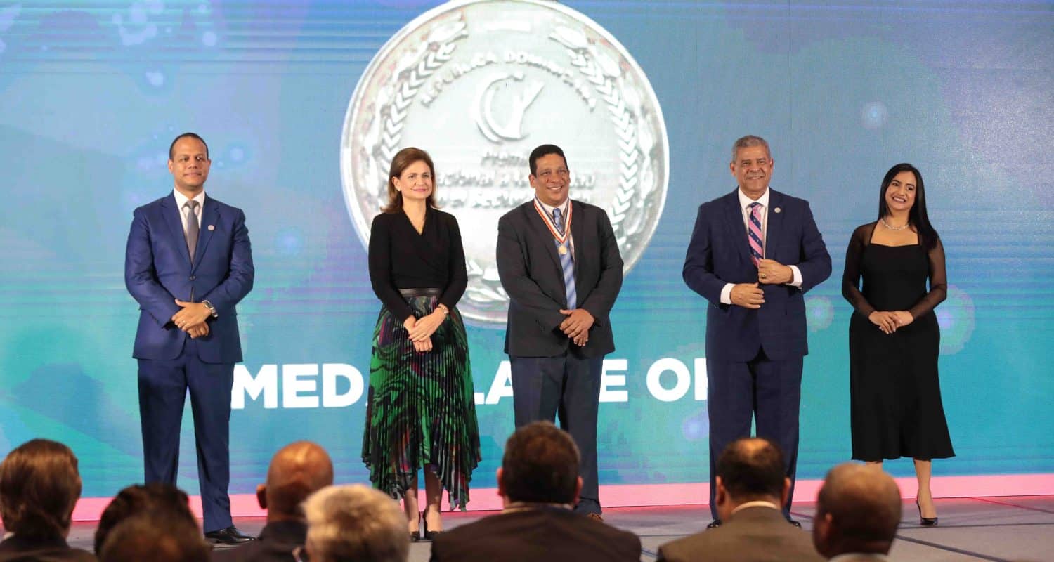 DGCP se alza con medalla de oro