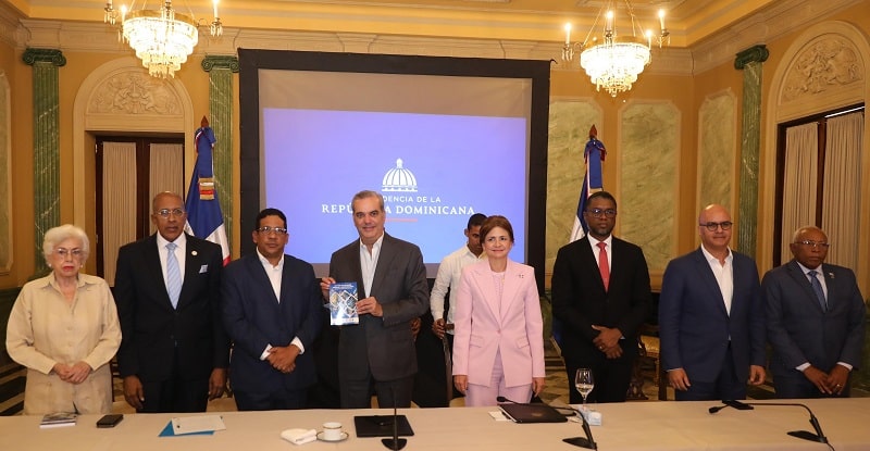 Foto de presentación para el nuevo reglamento de la ley 340-06 encabezado por el presidente Luis Abinader