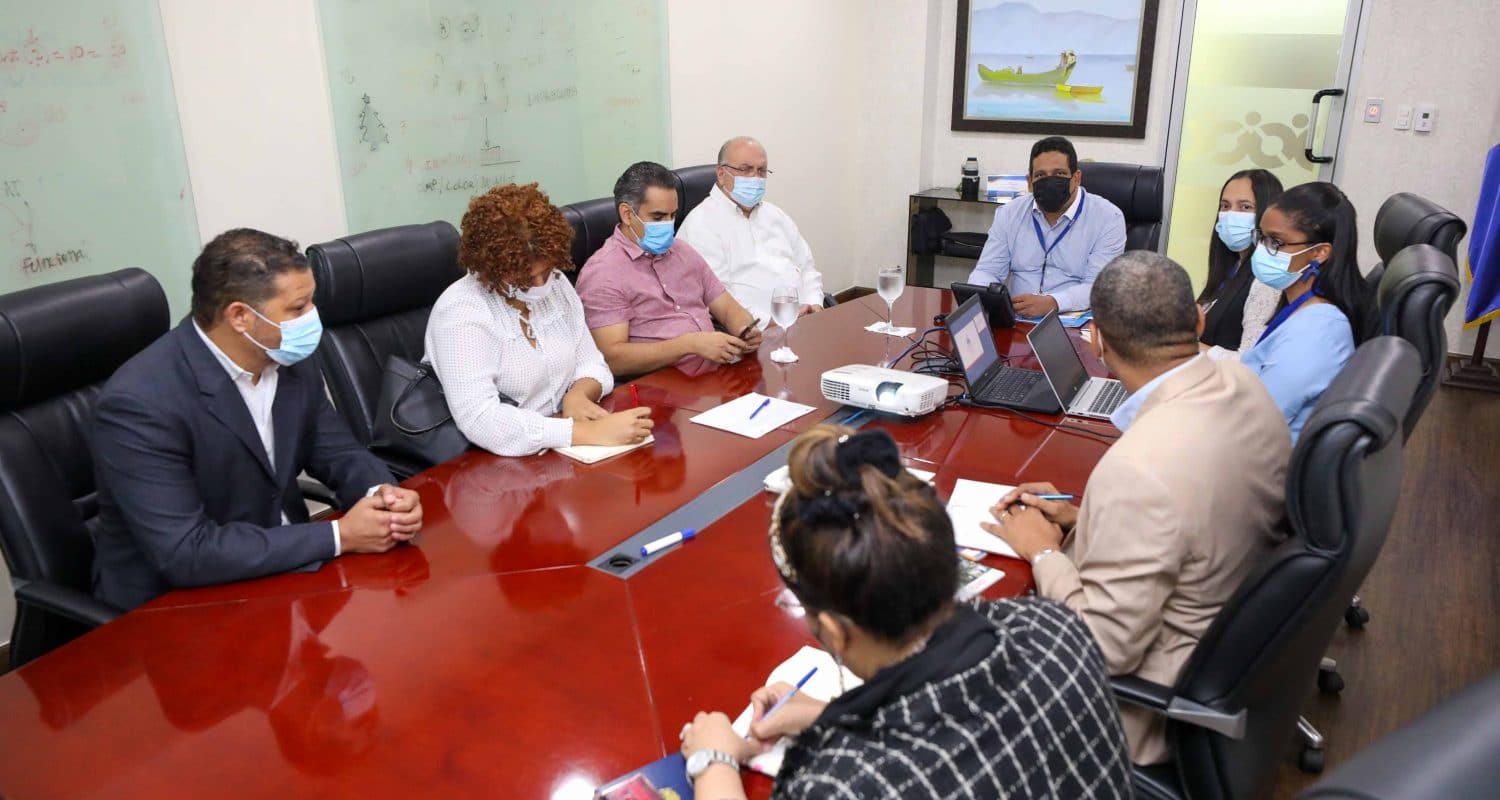 Director Carlos Pimentel se reúne con textileros