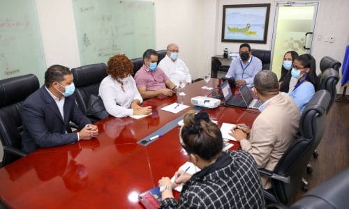 Director Carlos Pimentel se reúne con textileros