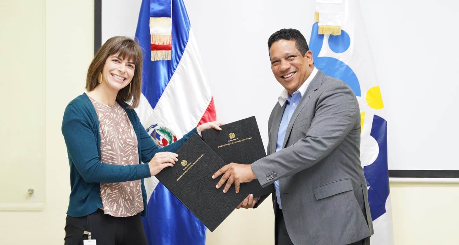 El director Carlos Pimentel, firmó convenio con Open Contracting Partnership