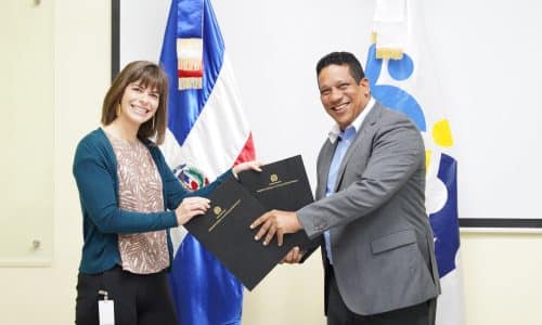El director Carlos Pimentel, firmó convenio con Open Contracting Partnership