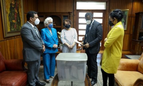 Directores de Contrataciones Públicas y de Ética Gubernamental depositan expediente de compra de asfalto en la PEPCA