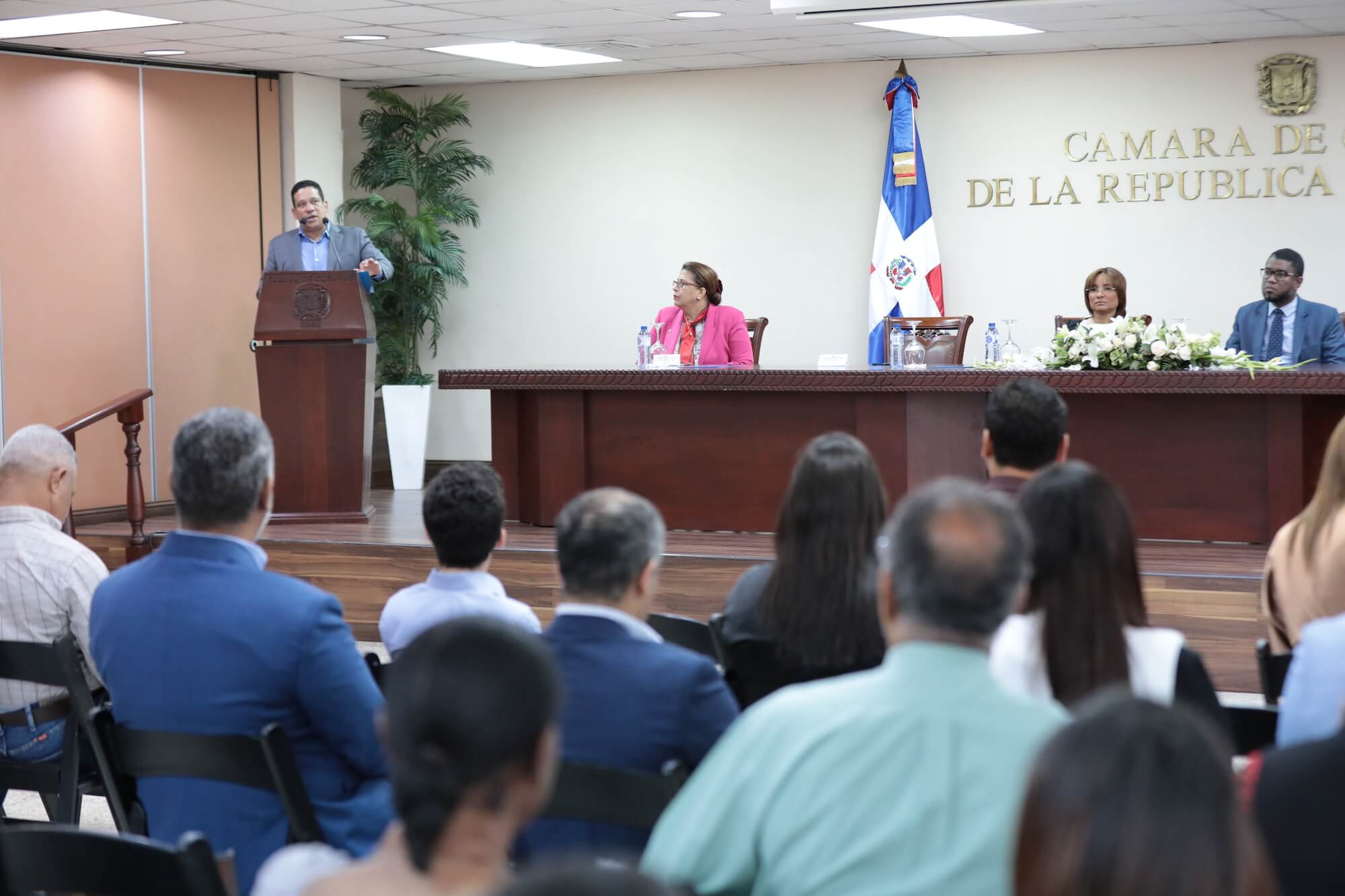 Carlos Pimentel presentando el portal de datos abiertos