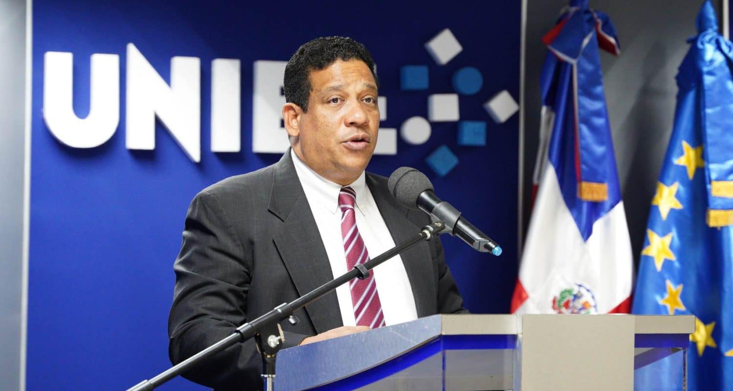 Director Carlos Pimentel pondera decreto