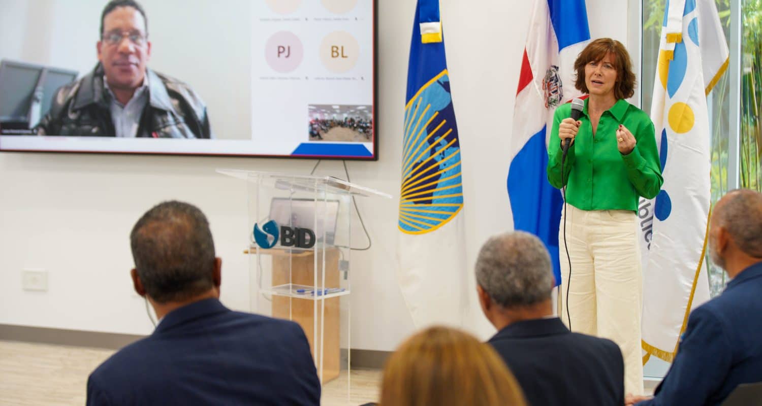 La actividad fue encabezada por el director general de la DGCP, Carlos Pimentel y la representante del BID en el país, Katharina Falkner-Olmedo.