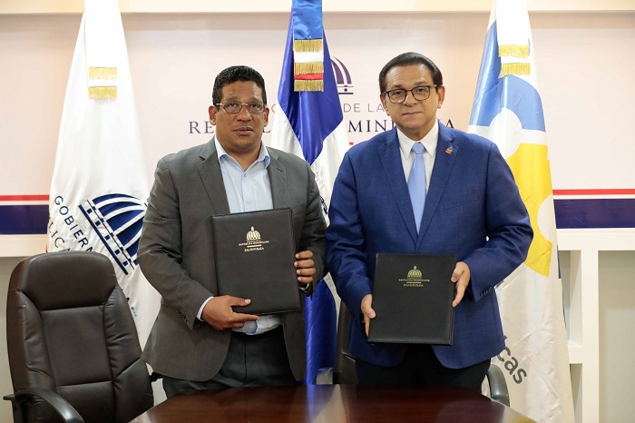 Daniel Rivera, Ministro de Salud Pública y Carlos Pimentel director de Compras públicas firman acuerdo