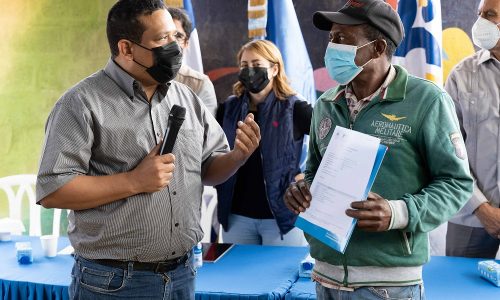 Director Carlos Pimentel entrega Registro de Proveedor del Estado (RPE)
