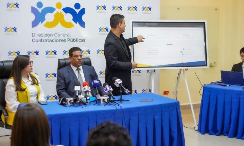 Presentación del nuevo sistema por parte del señor Carlos Romero, a su lado del director general de la DGCP, Carlos Pimentel y la señora Bianessa Infante